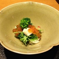 花筐 - 先附 (豆苗と近江コンニャク・菜の花・いくら・蒸し鶏の和え物)