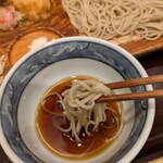 真そば 尾崎庵 - 蕎麦を手繰る