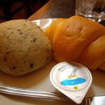 Guri-N Kafe - 食べ放題のパン達（トマトパン＆ごまパン）