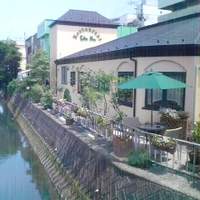 シェヌー - 川べりのお店
