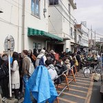 鮨処寿司大 - 店前が塞がると少し離れた場所に次の行列ができています