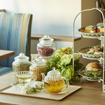 銀座カフェビストロ 森のテーブル - 窓際のテーブル席は落ち着いた癒しの空間