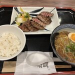 牛たん焼き 仙台辺見 - 料理写真:極上厚切りたん焼きとハーフラーメン