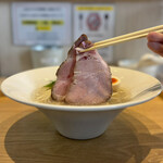 宍道湖しじみ中華蕎麦 琥珀 - チャーシューリフト