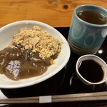 つぼみ - たっぷりの香ばしいきな粉がかかり、自家製のコクのある黒蜜が添えられています。黒蜜をかけて食べて下さいと説明がありました。一緒に来た棒茶が美味しいです。