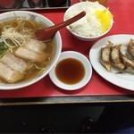 大陸 - 大陸定食810円→710円(税込)
            ・ラーメン
            ・名物の餃子5個
            ・小ライス
            