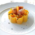リストランテ ボルゴ・コニシ - ローマ×奈良で軽やかに華やかに「カルボナーラ　メッツェマニケ　烏梅」