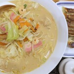 リンガーハット - 料理写真:長崎ちゃんぽん(麺1.5倍)&にんにくぎょうざ