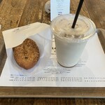サニーサイド - 料理写真:とろ〜り自家製牛肉カレーパンとカフェキャラメルラテ。