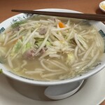 日高屋 - 料理写真:タンメン、麺半分。基本美味しい。今日はパンチ弱い。なんでだろうかわからない。