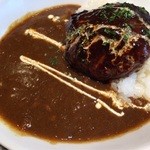 Youshokuya Tsuyoshi - 自家製牛すじカレー(サラダ付き)600円とトッピングで自家製手ごねハンバーグ400円に。