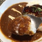 Youshokuya Tsuyoshi - 自家製牛すじカレー(サラダ付き)600円とトッピングで自家製手ごねハンバーグ400円に。