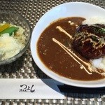 Youshokuya Tsuyoshi - 自家製牛すじカレー(サラダ付き)600円とトッピングで自家製手ごねハンバーグ400円に。