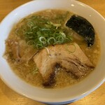 とりの助 - 料理写真:濃厚味玉醤油ラーメン（アップ）