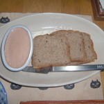 ラトリエ ドゥ プレジール - 酸味のあるやつは豚のレバーパテと一緒に