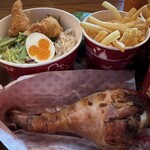 キャンプ・ウッドチャック・キッチン - スモークターキーレッグ、シェフおすすめの冷やし麺 など