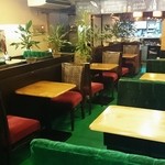 フィッシュ オン ディッシュ ロリー - 昼間は喫茶店なのでソファーはすわり心地抜群