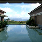 ザ・リッツ・カールトン沖縄 - ホテル内／回廊　開放的です