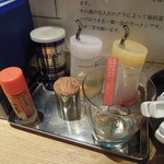 麺屋一燈 - 卓上のいろいろ