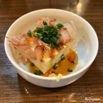 地産地消居酒屋たこ - 冷奴に醤油を落とし