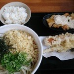 肉汁つけうどん人生 - 私が頼んだのは、温かいーぶっかけうどん。他は夫のちくわ天、タルタルチキン南蛮、小ライス。なんで一緒のお盆に・・・。