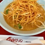 くるまやラーメン - 料理写真:ネギ味噌ラーメン@980円 辛い味付けを纏ったネギがいいアクセントになっている。それが味噌スープに染み出してこれまたいい塩梅。麺の歯応えも申し分なし。