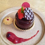 たてっくる - えーと、、、チョコ、、、なんだっけ？名前忘れたけど、このケーキ中の甘酸っぱいクランベリーソースとチョコが合ってすごい好みだった！また食べに行こうっと♥