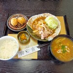 四十三番食堂 - 生姜焼き定食(ご飯少なめ)とメンチカツ