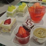 タカノフルーツバー - 奥のメロンののったケーキは初めてでした。