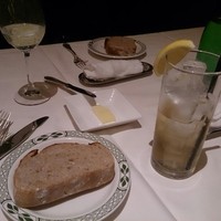 ロウリーズ・ザ・プライムリブ 大阪 - ディナー。アメリカンなパン好き。小麦の香りする