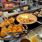 Italian Restaurant ONIRICO - 本日のグラタン（右）はソーセージと鶏肉のグラタン！左はアジカツ！