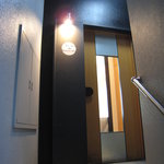 ル・ジュー・ドゥ・ラシエット  - 階段を上がっての入口