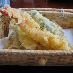 そば処郡上 - テンプラは可愛らしいかごに入って来ます 