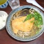 山乃茶家 - きつねソバ　　麺は全般的に太麺で噛みごたえ十分で案外お腹一杯になりました