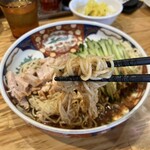 支那麺 はしご - 細麺はしっかりと冷たくしめてあり〼