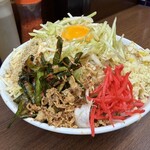 ラーメン二郎 - 小ラーメン 980円、汁なし 150円、ネギ 180円、味つけ玉子 150円、ニラキムチ 150円、玉ねぎ納豆沢庵 180円、トロロ 180円 ※ニンニク、ヤサイ、アブラ、ベニ、アレ(魚粉)