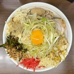 ラーメン二郎 - 小ラーメン 980円、汁なし 150円、ネギ 180円、味つけ玉子 150円、ニラキムチ 150円、玉ねぎ納豆沢庵 180円、トロロ 180円 ※ニンニク、ヤサイ、アブラ、ベニ、アレ(魚粉)