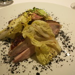 レフェルヴェソンス - 27年4月　寒さの下の春～石黒牧場のホロホロ鶏を炭火で、ソテーした白菜のエキスとあん肝のパテ、新筍、マッシュルームの砂