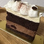 アディクト オ シュクル - フォレノワール　660円　チェリーが外から見えにくいので地味。トップにチェリーが無いのも地味。でもかなり美味しいです。