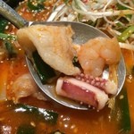 さんか亭 - 【2015年03月】韓式ピリ辛チャンポン麺の具材例（えび・イカ・豚肉等）、食感と味わい豊かです(^^♪