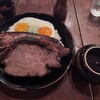 ヴィラ・アフガン - ベーコンエッグとローストポークカレー