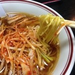 山本中華ラーメン - ねぎが辛く味付けされています