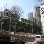 Yakiniku Okumura - 目の前に聳え立つ六本木高校グラウンドの擁壁