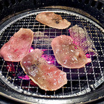 Gyuu kaku - とんタン塩（焼肉中）