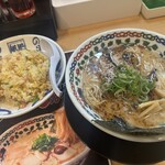 風風ラーメン - 料理写真:バリ黒豚骨 麺50%増量 唐揚げ焼きめしセット