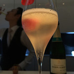 BAR PARTAGE - ヒロちゃん、小川くんとシャンパン♪イチゴを可愛くカットして