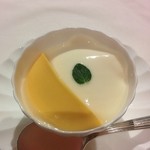 Oosaka Heichinrou - マンゴープリンと豆乳の杏仁豆腐　
                        杏仁豆腐が優しい味でジャスミン茶とむっちゃいい。