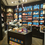 店内（チョコレートなど購入できるコーナー）