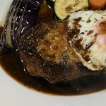 うさぎの森 - 大判ハンバーグ･接写。この色つやが食欲をそそる！