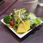 うさぎの森 - セットのサラダはてんこ盛り！